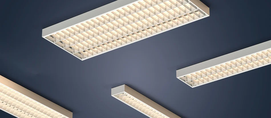 Das Bild zeigt mehrere rechteckige Deckenleuchten mit Rasteroptik. Sie sind an einer dunkelblauen Decke montiert und leuchten in einem warmen Weißton.