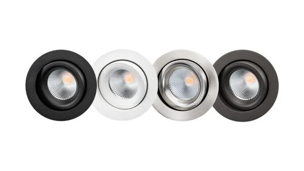 4 verschiedene Junistar Lux Isosafe Strahler in verschiedenen Farben von SG Leuchten vor weißem Hintergrund.