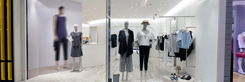 Das Bild zeigt das Schaufenster eines Damenbekleidungsgeschäftes. Das Geschäft wird mit dem BRUMBERG TRAXX Lichtsystem beleuchtet.