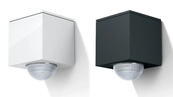 Zwei Bewegungsmelder des Herstellers Gira. Einer in der Farbe Schwarz, einer in der Farbe Weiß. Beide vor weißem Hintergrund.