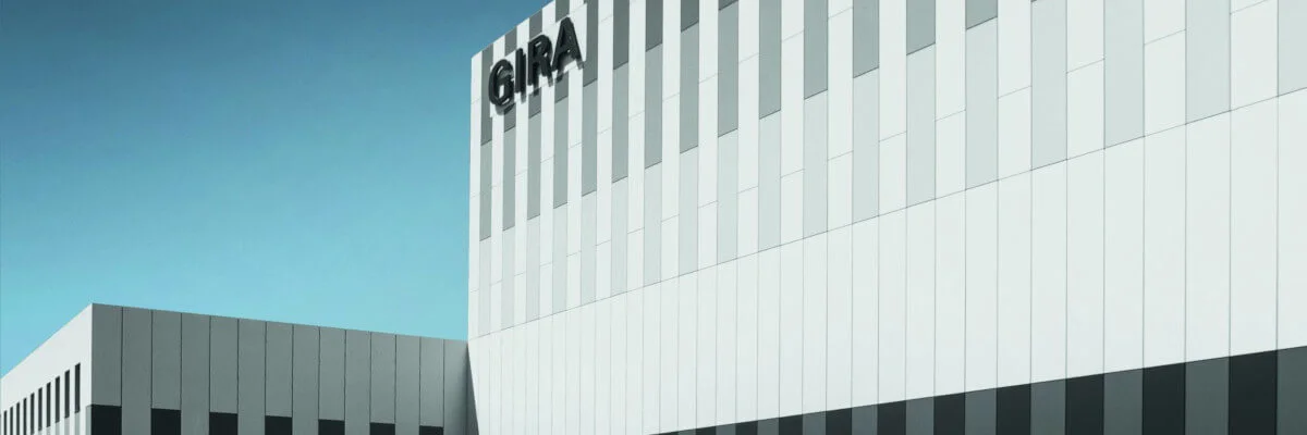 Das Bild zeigt einen Teil des Gira-Firmengebäudes von außen.