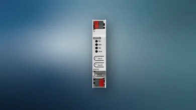 Einzelansicht eines länglichen Linienkopplers des Herstellers Jung vor einem blauen Hintergrund.