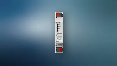 Einzelansicht eines länglichen Linienkopplers des Herstellers Jung vor einem blauen Hintergrund.