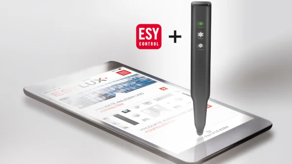 Das Bild zeigt den ESY-Pen, der mit seiner Spitze das Display eines Tablets berührt. Auf dem Display des Tablets sind Diagramme erkennbar. Neben dem ESY-Pen steht in weißer Schrift auf rotem Grund: ESY Control. Der Bildhintergrund ist weiß-grau.