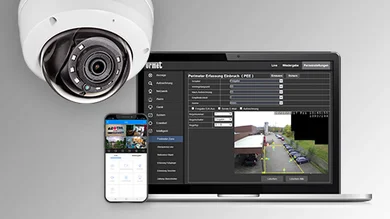 Das Bild zeigt eine Überwachungskamera, sowie die zugehörige Verwaltungssoftware auf einem Laptop und einem Smartphone.