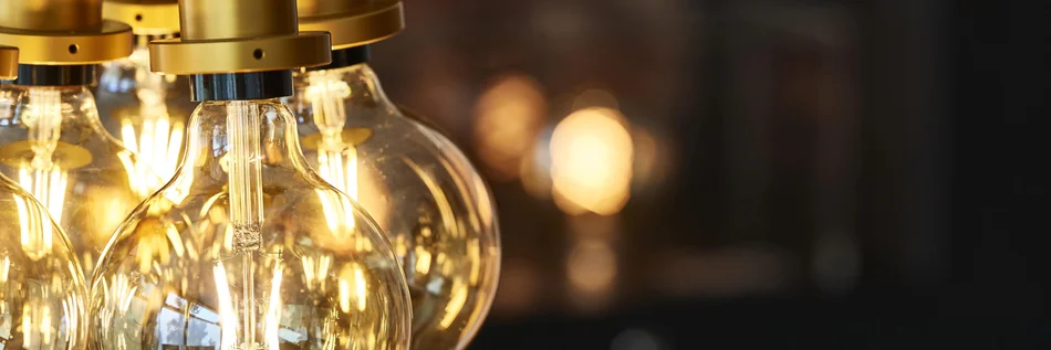 Detailaufnahme von zwei historisch aussehenden Glühbirnen.