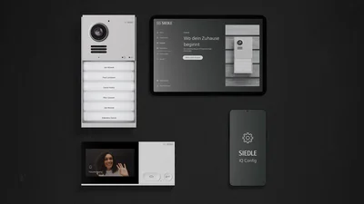 Das Bild zeigt verschiedene Siedle-Türkommunikationsgeräte – Außenstation, Innenstation, Tablet-Ansicht und Smartphone mit „SIEDLE IQ Config“ – vor dunklem Hintergrund.