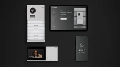 Das Bild zeigt verschiedene Siedle-Türkommunikationsgeräte – Außenstation, Innenstation, Tablet-Ansicht und Smartphone mit „SIEDLE IQ Config“ – vor dunklem Hintergrund.