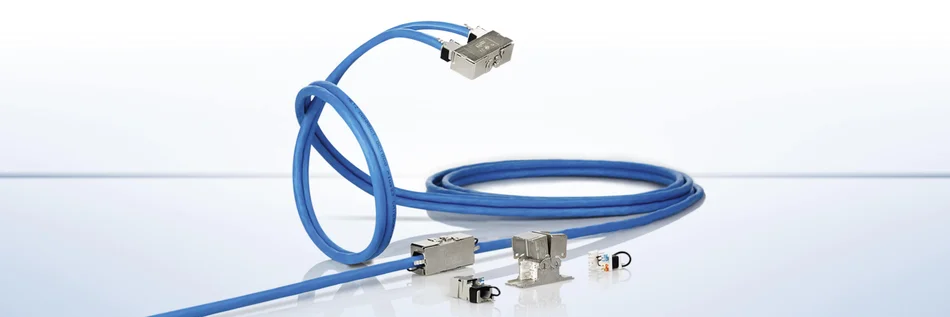 Blaues Kabel mit verschiedenen Steckverbindungen vor hellem Hintergrund.