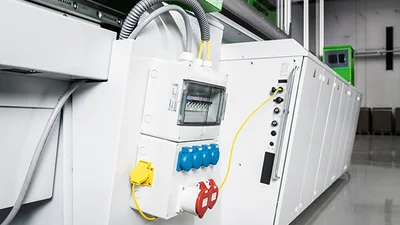 Das Bild zeigt eine Elektroanlage, die vermutlich in einer Produktionshalle steht.