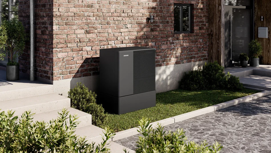 Das Bild zeigt den Außenteil einer Wärmepumpe von Stiebel Eltron draußen in schwarz,.