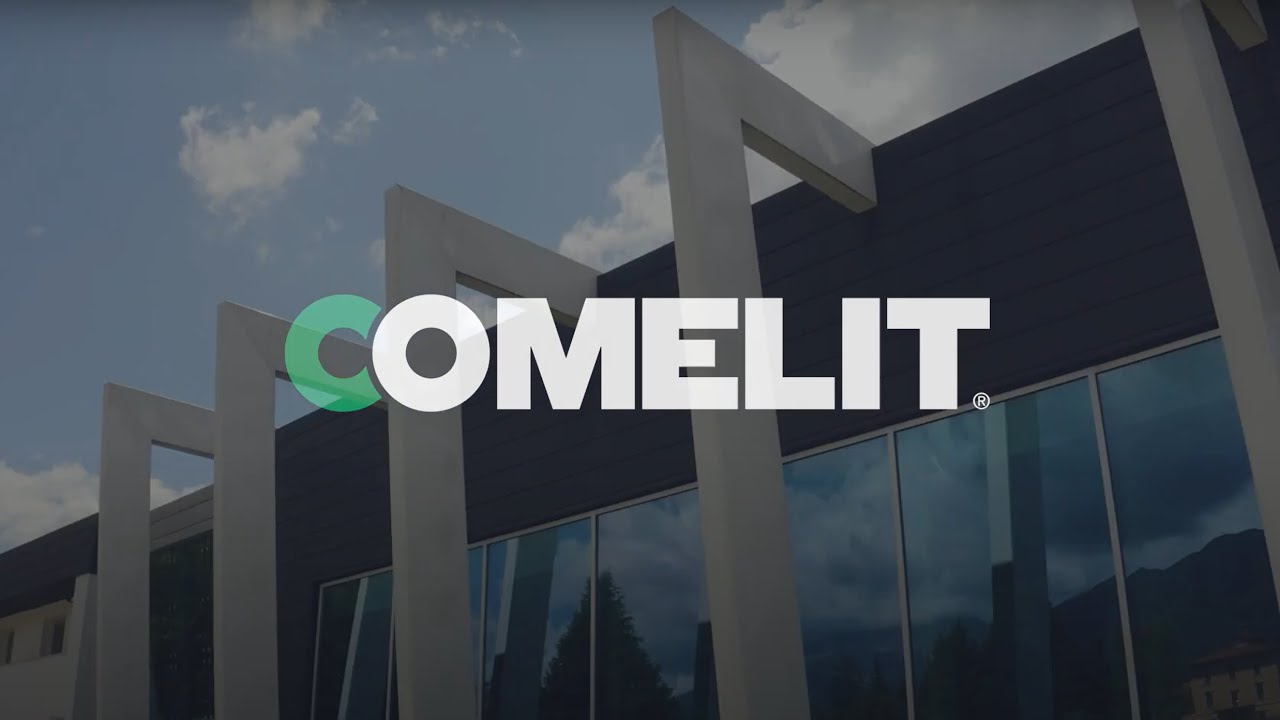 Das Bild zeigt das Logo des Herstellers. Im Bildhintergrund ist ein Teil des Firmenhauptsitzes in Italien zu erkennen.