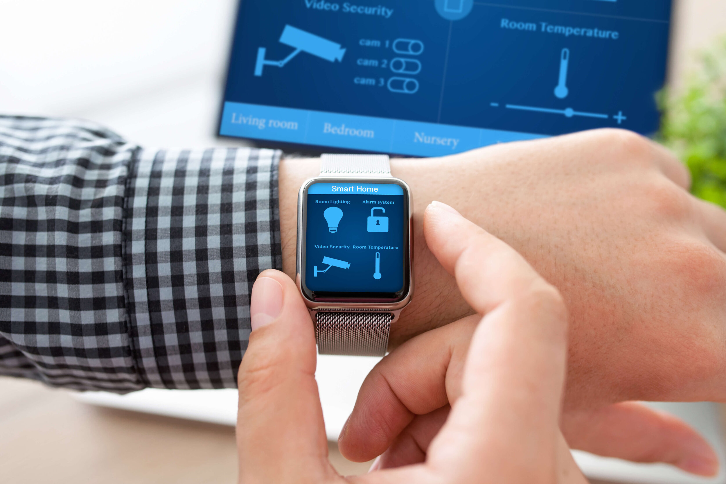 Das Bild zeigt, wie eine Person per smarter Uhr intelligent verschiedene Dinge steuert.