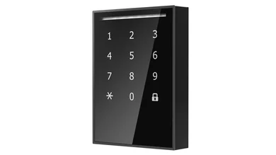 Das Bild zeigt ein schwarzes, rechteckiges Tastenfeld mit einer glatten, glänzenden Oberfläche. Darauf befinden sich zwölf weiße Symbole: die Ziffern 1 bis 9, ein Sternsymbol, die Ziffer 0 sowie ein Schlosssymbol. Oberhalb der Tasten ist ein schmaler horizontaler Schlitz zu sehen.