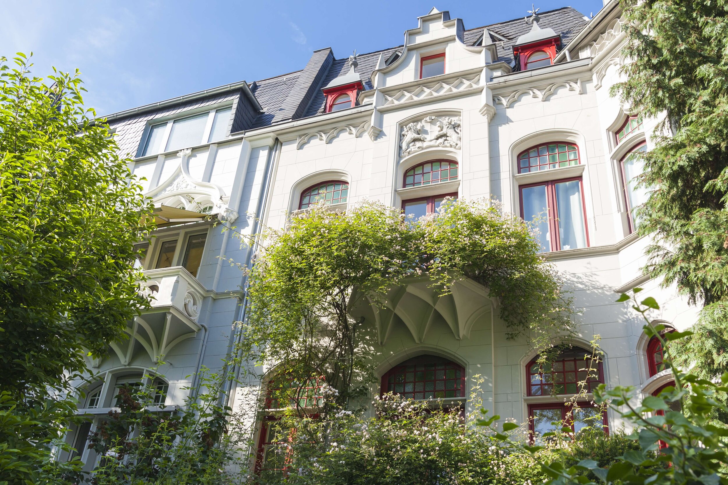 Das Bild zeigt eine Häuserfront. Das Haus stammt aus der Gründerzeit.