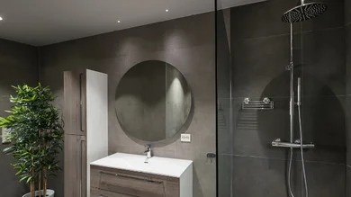 Blick in ein modernes Badezimmer mit Waschbecken, Spiegel und Leuchten von SG-Leuchten.