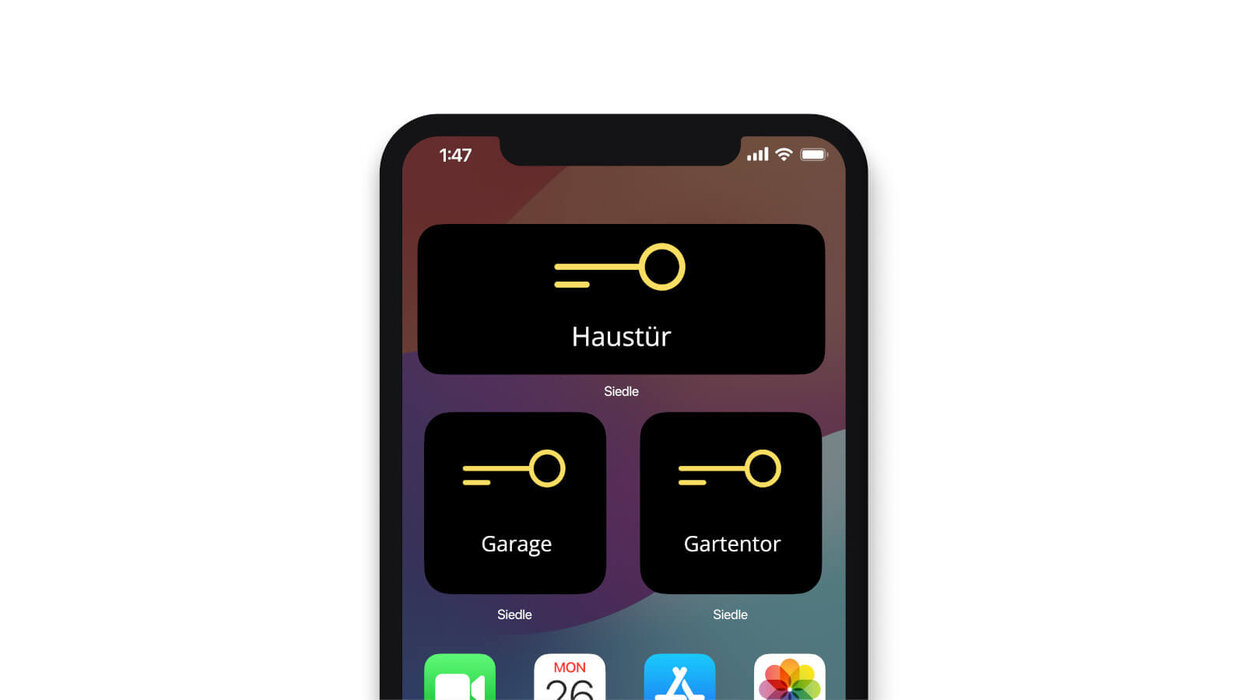 Ein Smartphone zeigt eine App mit Symbolen zum Öffnen von Haustür, Garage und Gartentor.