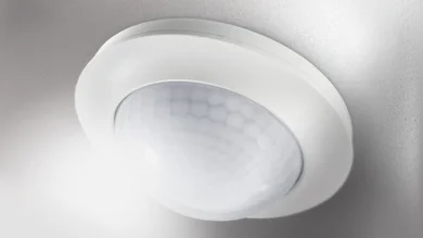 Das Bild zeigt den ESYLUX Präsenz- und Bewegungsmelder PD-C Corridor auf grau-weißem Untergrund.