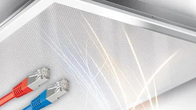 Das Bild zeigt eine LED-Deckeneinlegeleuchte der Serie CELINE-2. Davor liegen 2 Kabel mit Plug-and-Play-Anschluss.