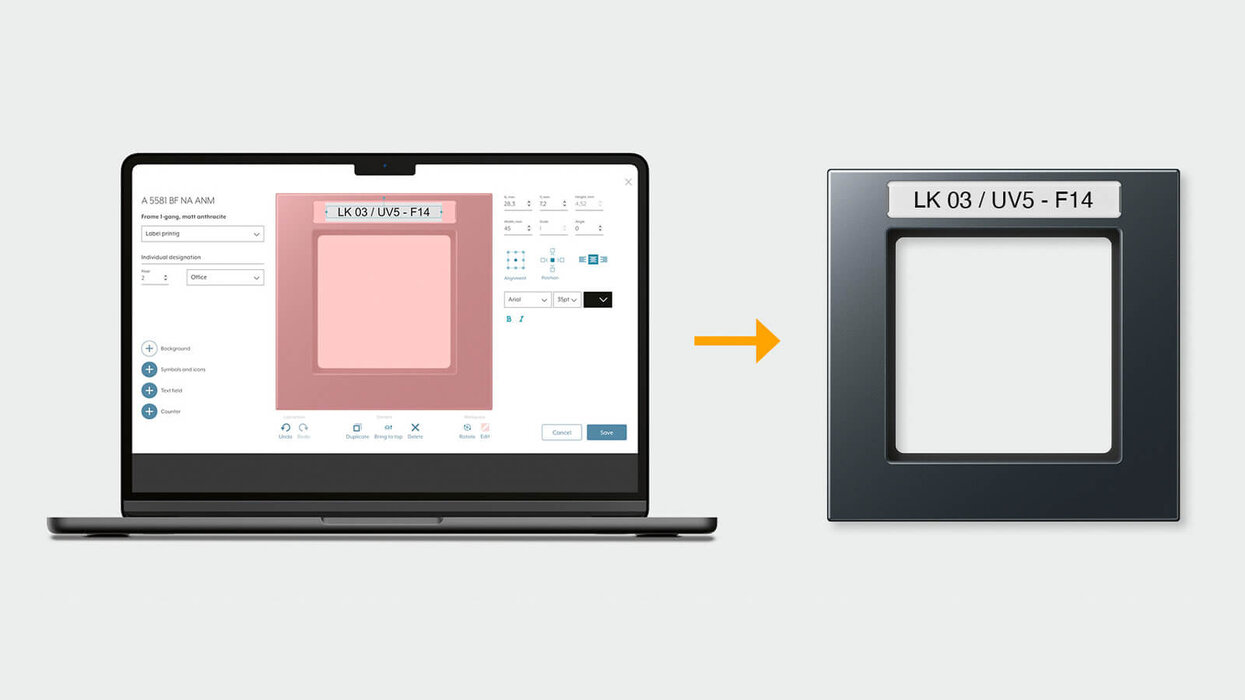 Das Bild zeigt links einen Laptop mit einer Software zur Beschriftung von Schalterrahmen und rechts einen beschrifteten, schwarzen Schalterrahmen mit dem Text „LK 03 / UV5 - F14“. Eine Pfeilgrafik verbindet beide Elemente.
