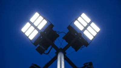Das Bild zeigt zwei Fluter der Serie HLFplus, die mit zwei weiteren Flutern Außenflächen in vier Richtungen audgeleuchtet werden können.