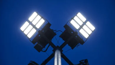 Das Bild zeigt zwei Fluter der Serie HLFplus, die mit zwei weiteren Flutern Außenflächen in vier Richtungen audgeleuchtet werden können.