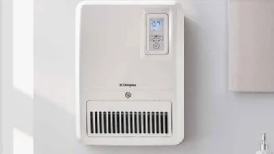 Das Bild zeigt einen weißen Heizlüfter von Dimplex, der an einer hellen Wand befestigt ist.