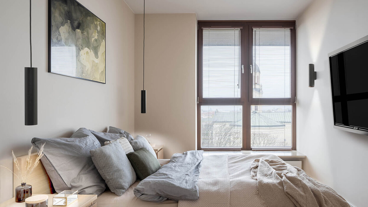 Schlafzimmer mit Bett und dem Blick hin zum Fenster.