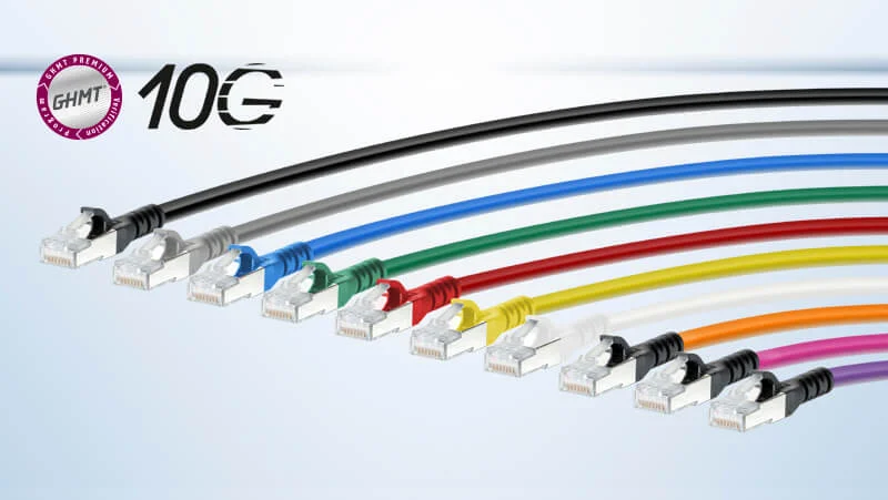 Einzeldarstellung verschiedener Patchkabel nebeneinander in verschiedenen Farben wie Schwarz, Blau, Grün, Rot, Gelb, Lila oder Pink.