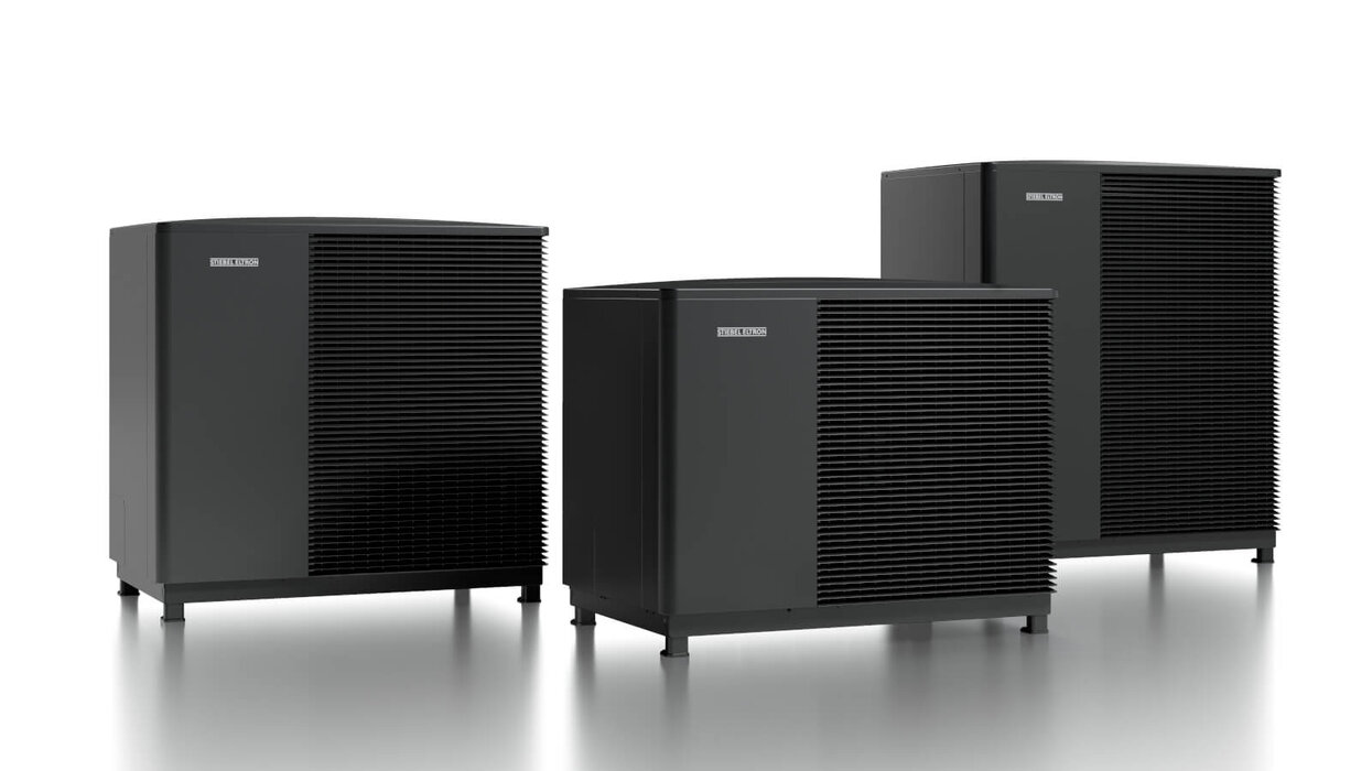 Das Bild zeigt drei schwarze Wärmepumpenmodelle aus dem Luft-Wasser-Wärmepumpenportfolio wpnext von Stiebel Eltron. Der Bildhintergrund ist weiß. 