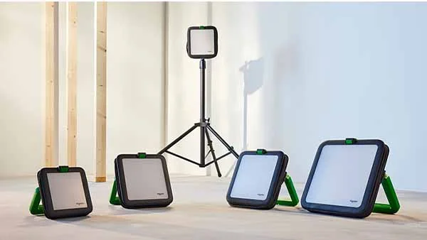 Verschiedene LED Arbeitsleuchten von Schneider Electric mit und ohne Stativ vor einem hellen Hintergrund.