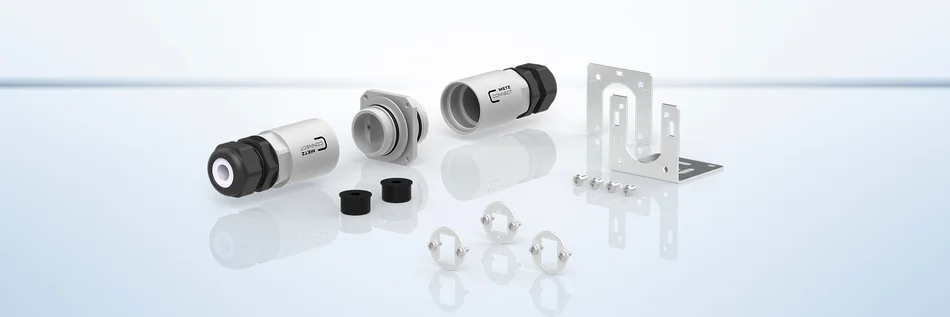 Verschiedene Bauteile für ein Schutzgehäuse vor weißem Hintergrund zum Einbauen.