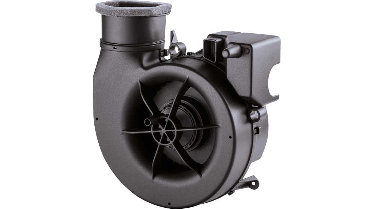 Das Bild zeigt einen schwarzen Ventilator für ein Lüftungssystem. Der Bildhintergrund ist weiß.