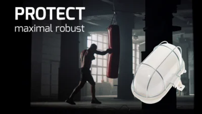Der Hintergrund des Bildes zeigt einen Boxer vor einem Boxsack in einem großen Raum mit dicken Säulen. In der rechten unteren Bild-Ecke ist die Kellerleuchte PROTECT abgebildet. In der linken oberen Bild-Ecke steht in zwei Zeilen der Schriftzug Protect maximal robust