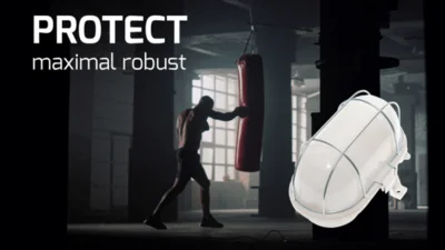 Der Hintergrund des Bildes zeigt einen Boxer vor einem Boxsack in einem großen Raum mit dicken Säulen. In der rechten unteren Bild-Ecke ist die Kellerleuchte PROTECT abgebildet. In der linken oberen Bild-Ecke steht in zwei Zeilen der Schriftzug Protect maximal robust