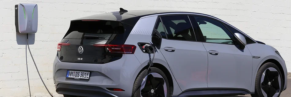 Ein Elektroauto, das an einer Wallbox geladen wird.