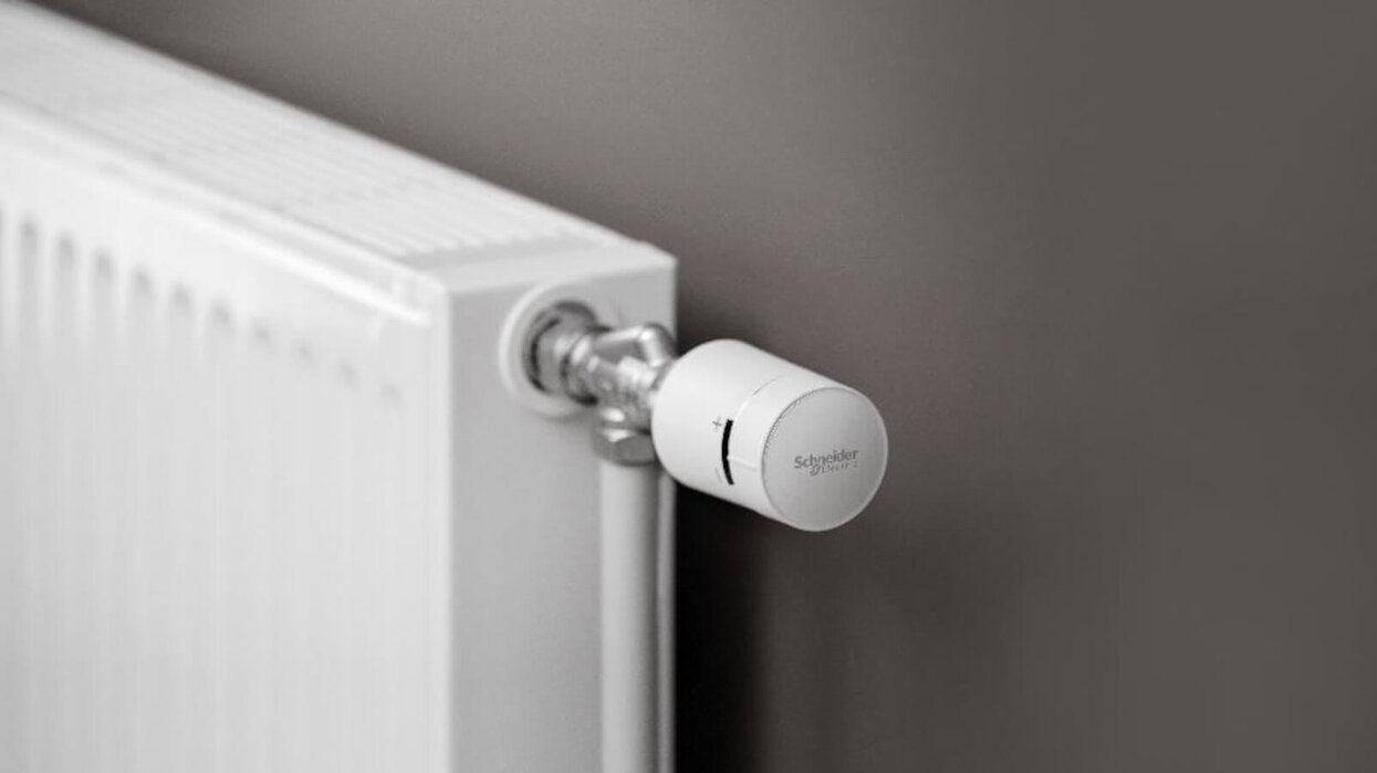 Nahaufnahme eines Heizkörpers mit einem Thermostat, das die Temperaturregelung anzeigt.