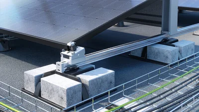 Das Bild zeigt die Befestigung eines Solarpanels auf einem Flachdach.