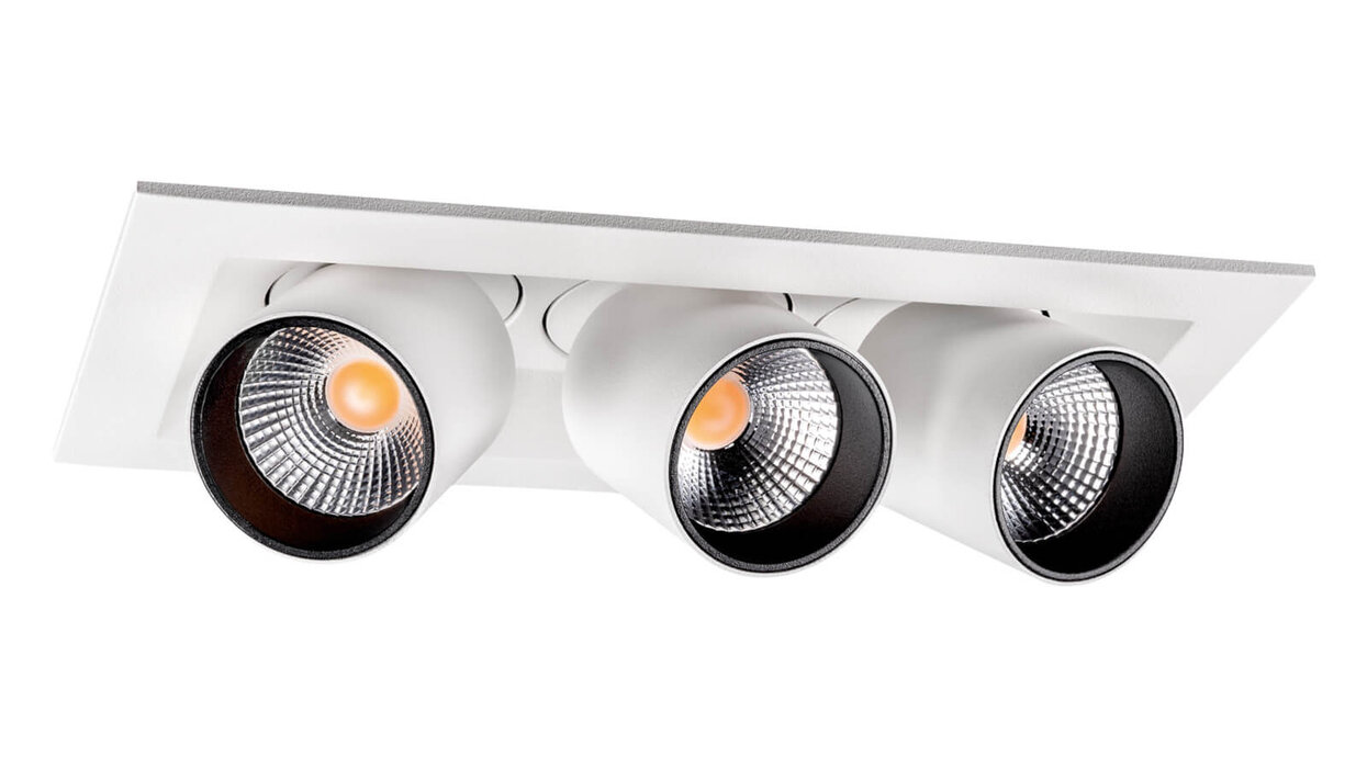 Drei weiße Downlights Junistar Tube Square nebeneinander.