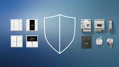 Das Bild zeigt verschiedene Smart-Home- und KNX-Komponenten wie Schalter, Displays und Steuerungsmodule. In der Mitte befindet sich ein Schildsymbol, das für Sicherheit oder Schutz im vernetzten Gebäudesystem steht.