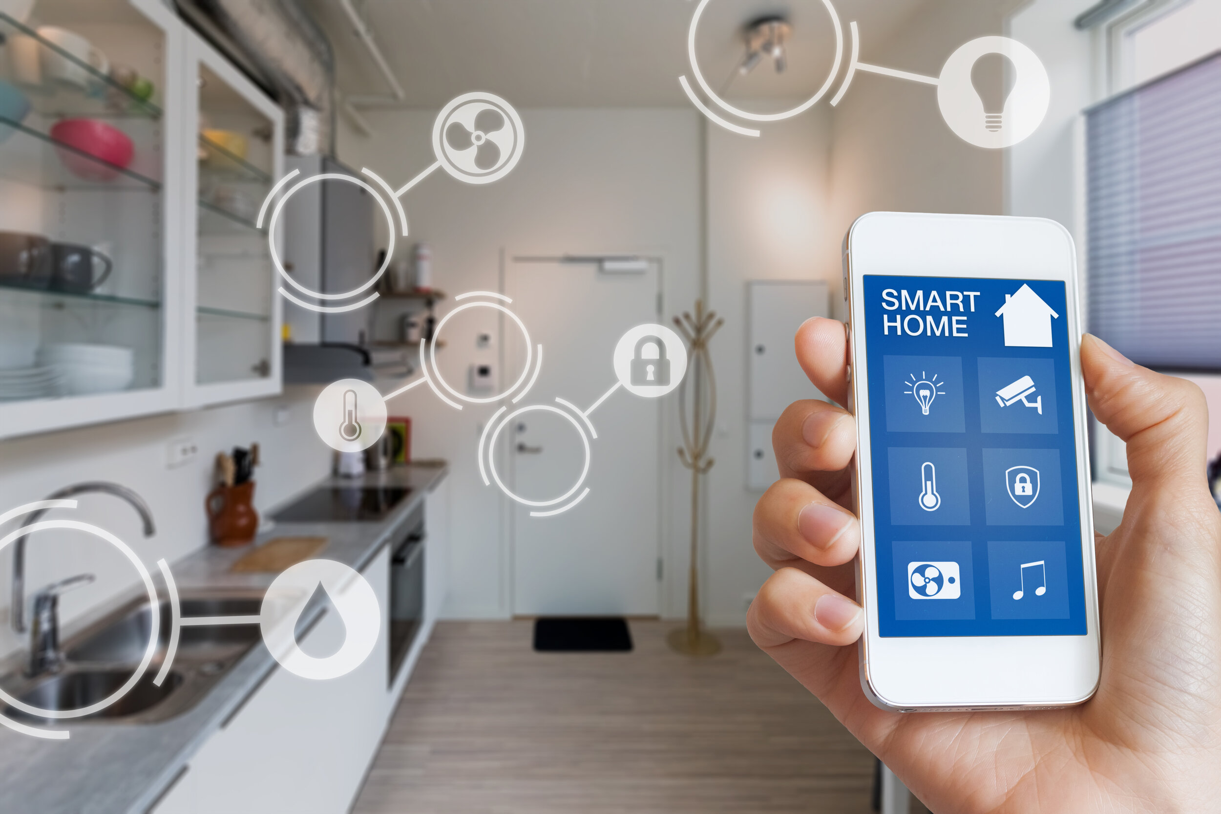 Dieses Bild zeigt, die Hand einer Person ein Smartphone hält und darüber das Smarthome steuert. 