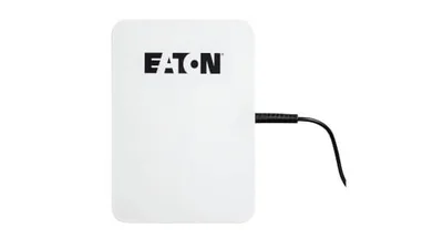 Das Bild zeigt eine Eaton 3S Mini USV mit Logoaufdruck des Herstellers Eaton von vorn. In dem Gerät steckt ein schwarzes Kabel. Der Bild-Hintergrund ist weiß.