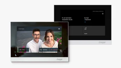 Das Bild zeigt moderne Video-Innenstationen mit Farbdisplay für die Türkommunikation, auf denen Besucher angezeigt und Nachrichten verwaltet werden können.