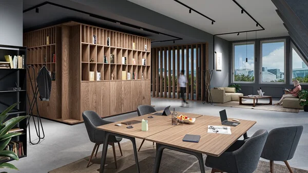 TRILUX RAIL Das Bild zeigt ein modernes, offen gestaltetes Büro oder Coworking-Space mit hellen, großzügigen Räumen. Im Vordergrund steht ein großer Holztisch mit mehreren Stühlen, Laptops und Schreibutensilien. Im Hintergrund befindet sich eine große Regalwand aus Holz sowie eine gemütliche Sitzecke mit Sofas. Große Fenster lassen viel Tageslicht herein und bieten einen Blick nach draußen. Die Einrichtung wirkt stilvoll, funktional und einladend.