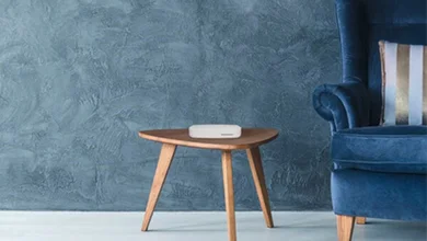 Nierentisch und rechts daneben Anschnitt eines blauen Sofas.