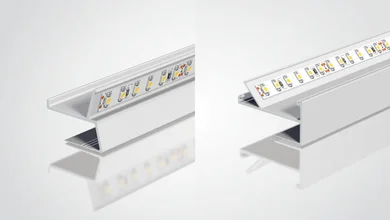 Das Bild zeigt Detailaufnahmen von zwei Voutenprofilen mit LED-Lichtstreifen. Bei dem linken Profilausschnitt handelt es sich um ein wandgerichtetes Voutenprofil, bei der rechten Abbildung um ein deckengerichtetes Voutenprofil. Der Bild-Hintergrund ist weiß
