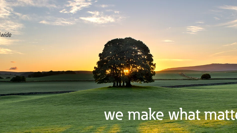 Das Bild zeigt eine belaubte Baumgruppe auf einem kleinen Hügel zwischen grünen Feldern. Hinter den Bäumen geht die Sonne unter. In der linken oberen Ecke ist das Logo von Eaton zusammen mit der Unterzeile Powering Business Worldwide abgepildet. Am unteren Bildrand steht in weißer Schrift we make what matters worke*