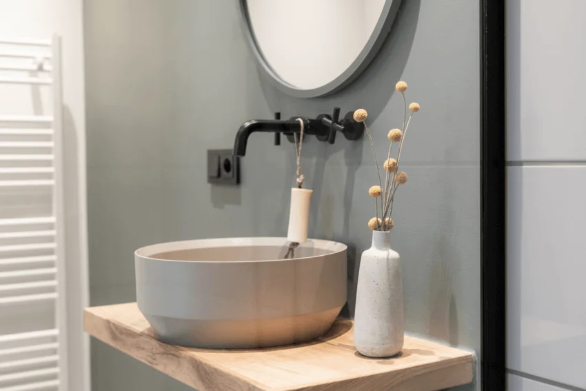 Das Bild zeigt ein modernes Waschbecken im Badezimmer.