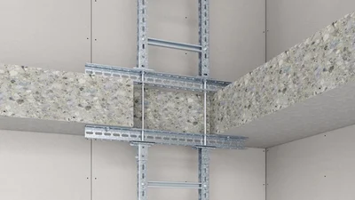 Hängende Steigeleiter aus Metall, die an einer Wand montiert ist.