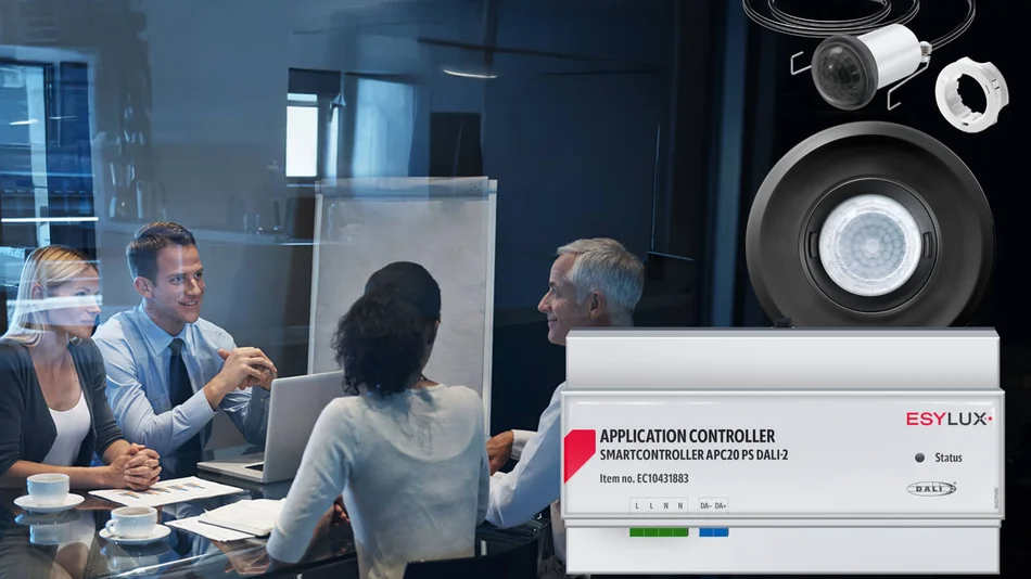Das Bild zeigt ein Meeting in einem modernen Konferenzraum. Im Vordergrund sind Komponenten eines intelligenten Lichtsteuerungssystems zu sehen: ein Application Controller der Serie SMARTCONTROLLER sowie zwei verschiedene Präsenzmelder..